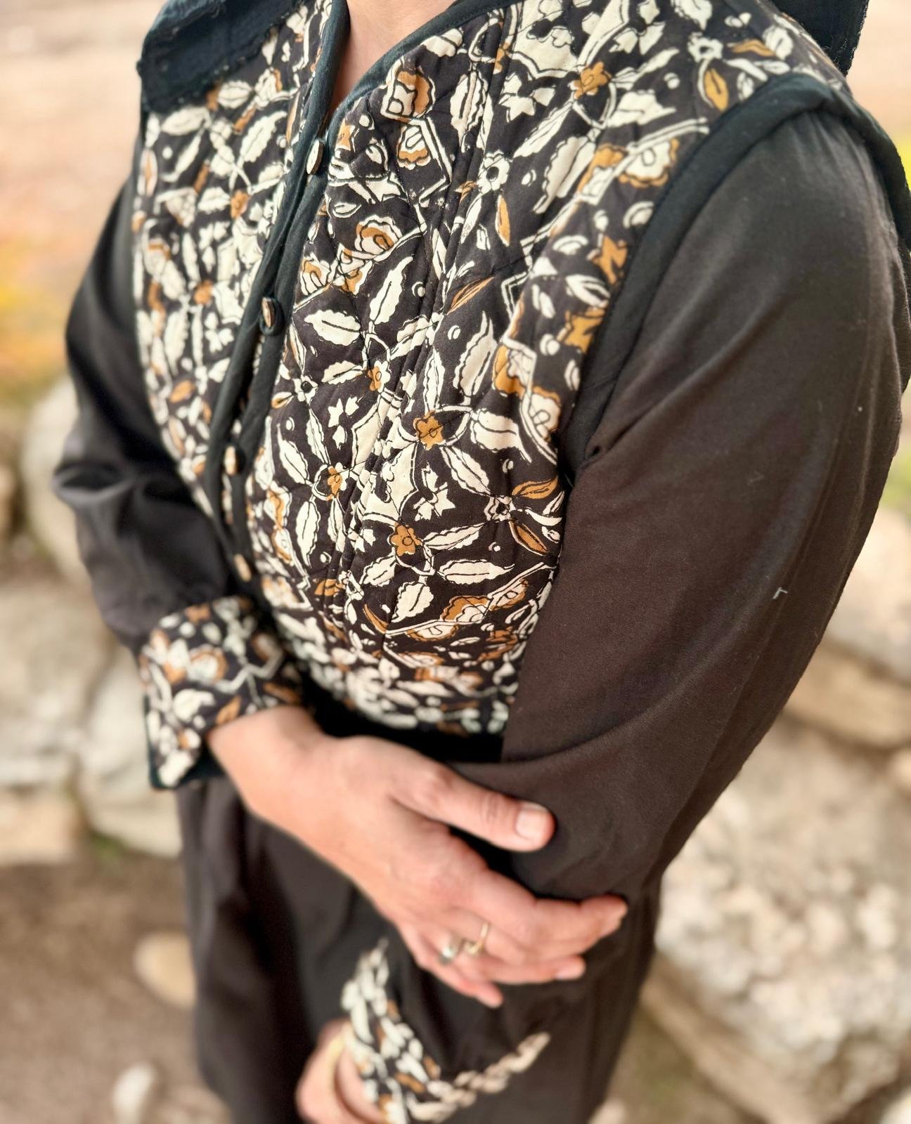 הָאוֹרֶגֶת- שחור