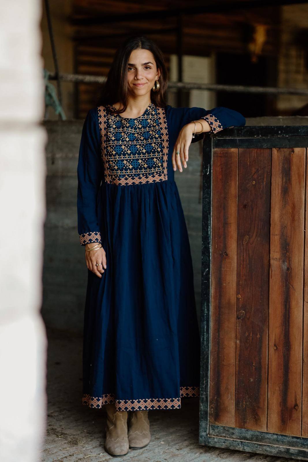 הָרוֹקֶמֶת- כחול