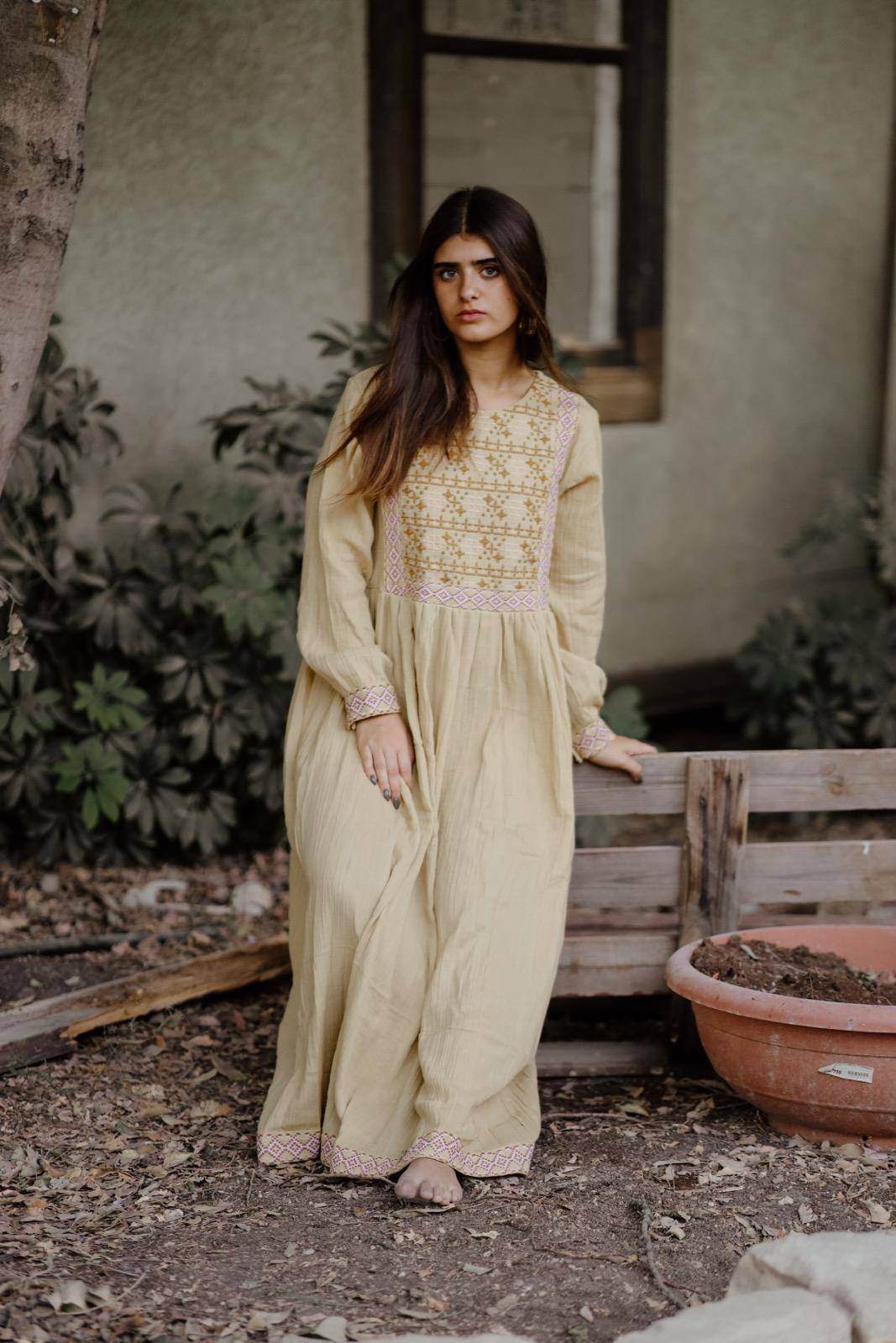 הָרוֹקֶמֶת -צהבהב