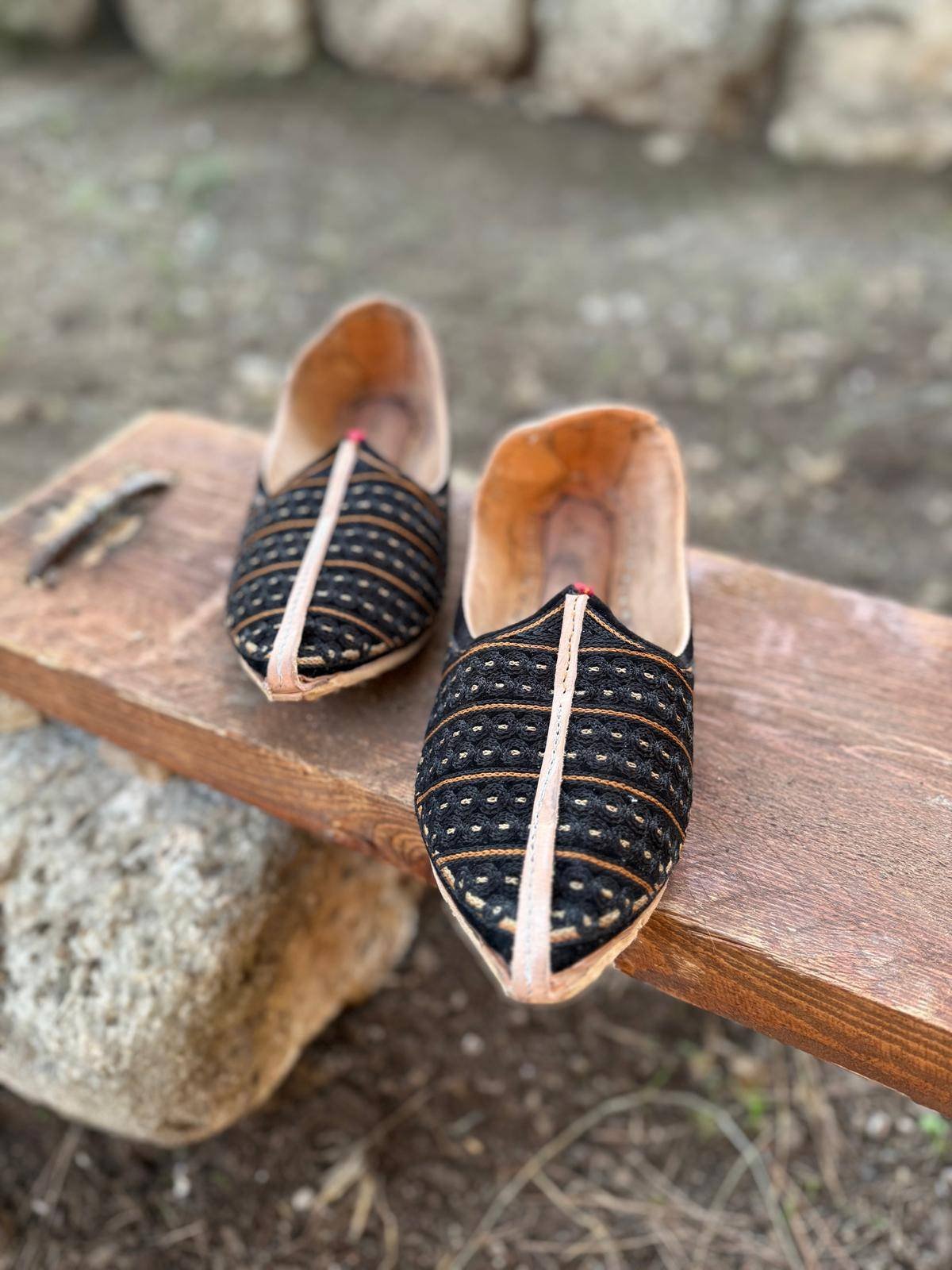 נַעֲלַיִם -שחור