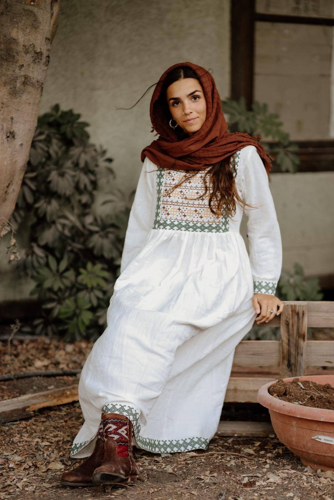 הָרוֹקֶמֶת - לבן