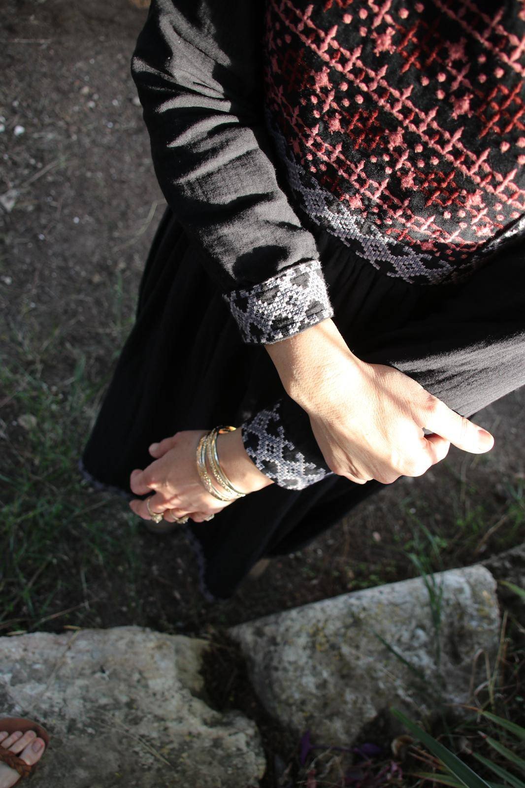 הָרוֹקֶמֶת - שחור