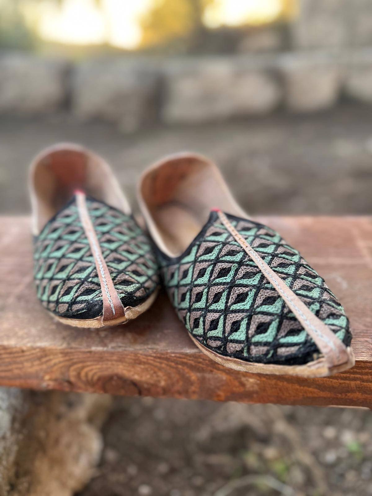 נַעֲלַיִם -טורקיז