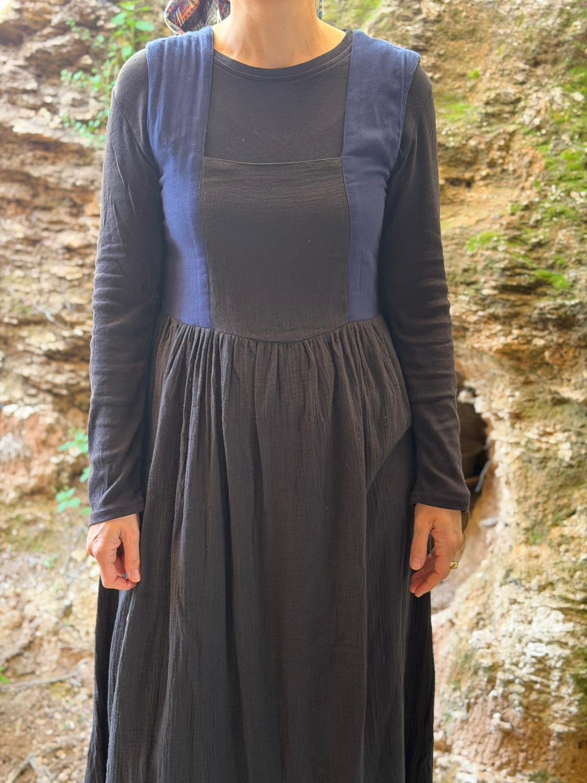 הַכּוֹבֶסֶת - שחור כחול